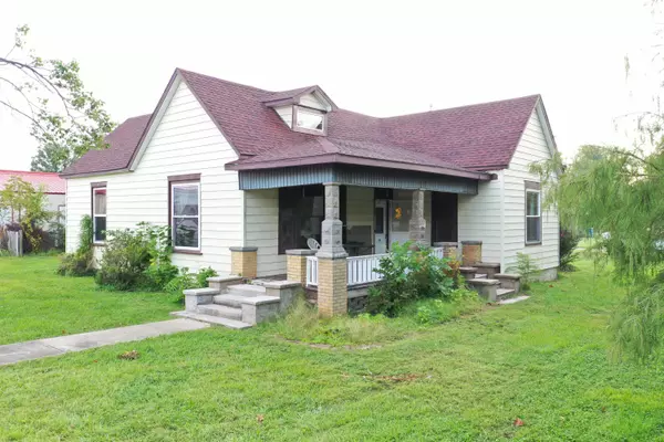 105 E Summit AVE, Seymour, MO 65746