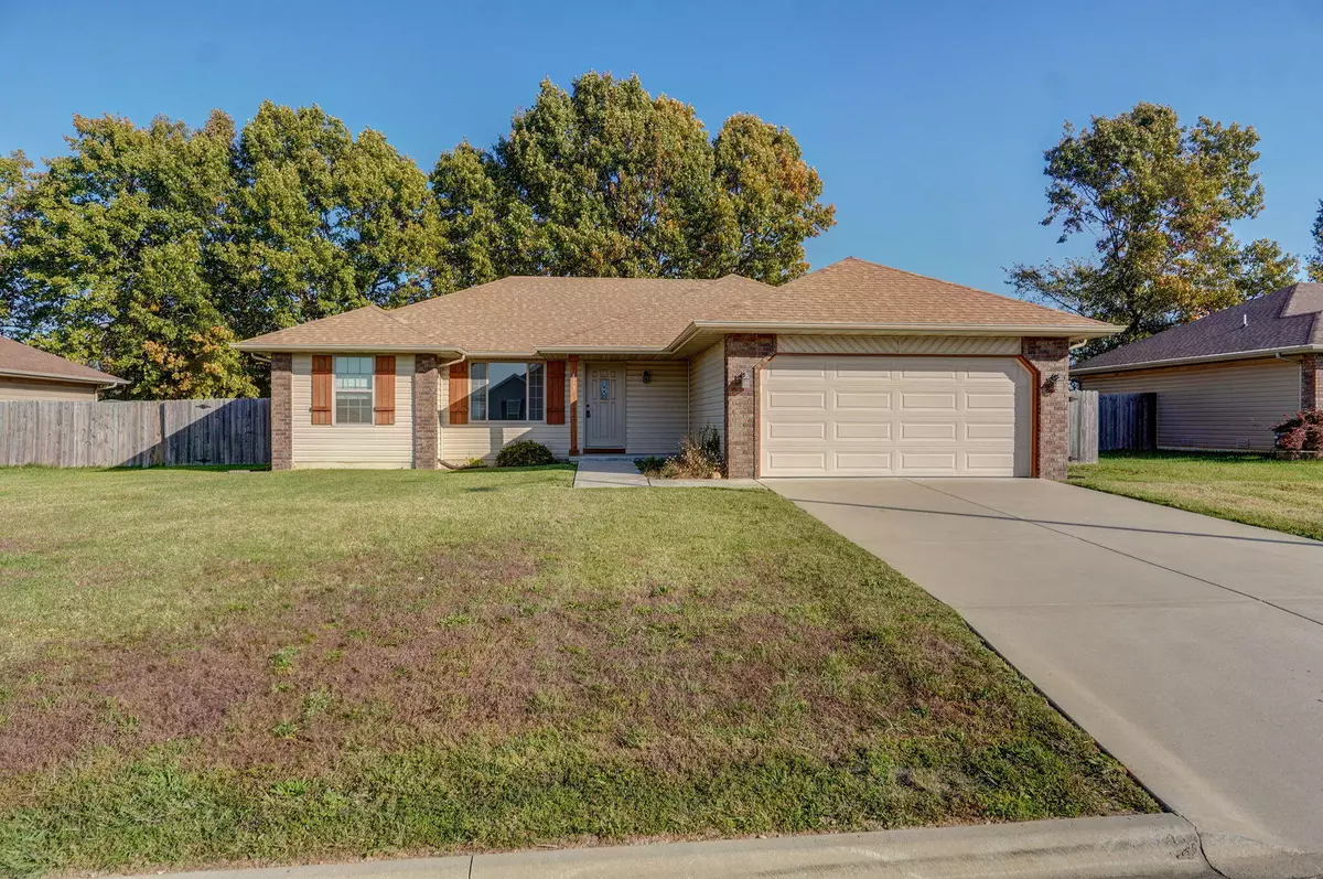 Clever, MO 65631,413 Bradford Pear