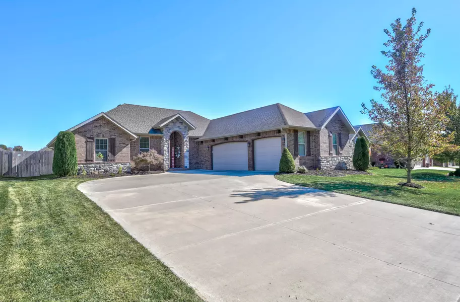 5704 S Cloverdale LN, Battlefield, MO 65619