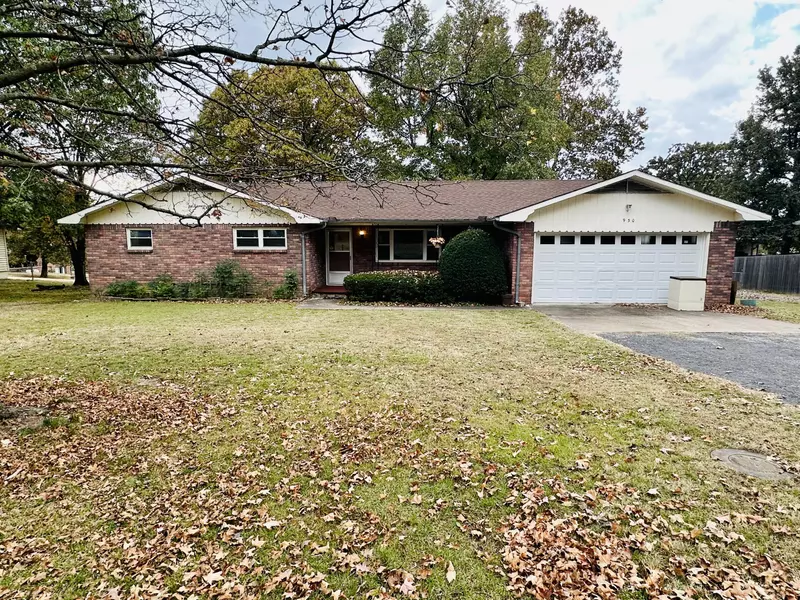 930 Warnall CIR, Seneca, MO 64865