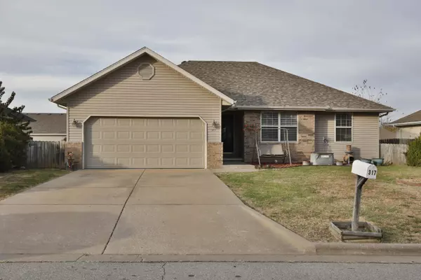 317 W Cherokee Path, Clever, MO 65631