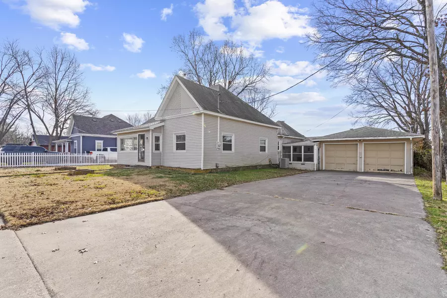 405 N 2nd AVE, Ozark, MO 65721