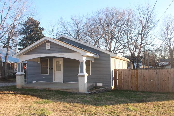 712 W Olive ST, Bolivar, MO 65613