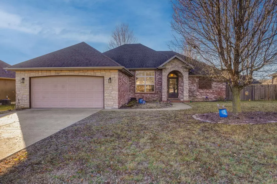 5705 N Seacrest DR, Ozark, MO 65721