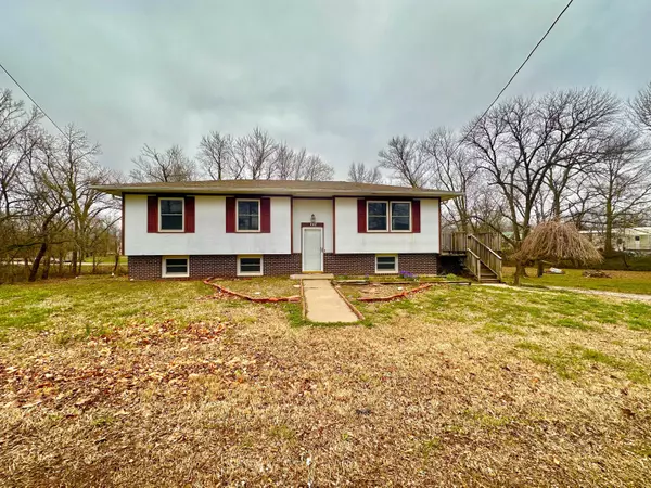 403 E Fields TER, El Dorado Springs, MO 64744