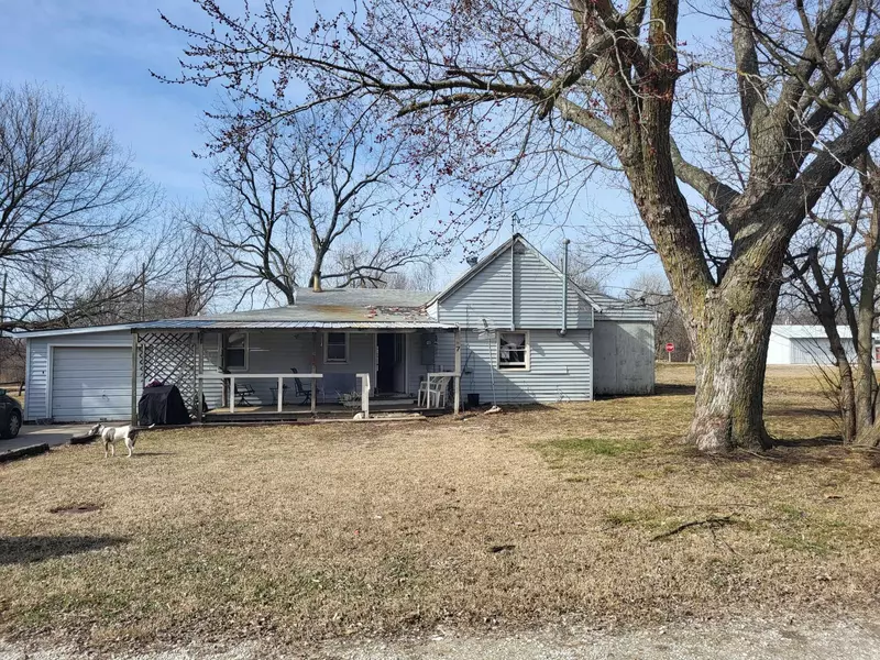 7 Box ST, Arcola, MO 65603