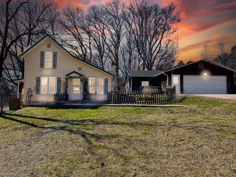 135 Coulter LN, Forsyth, MO 65653