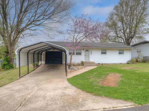 209 W Chase Drive, Goodman, MO 64843