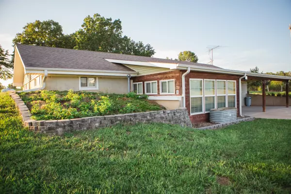 Dora, MO 65637,8677 Private Road 6160