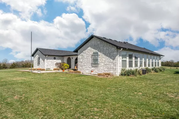 2890 Sand Springs RD, Marshfield, MO 65706