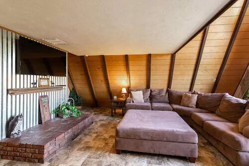 Branson, MO 65616,323 E Chinquapin