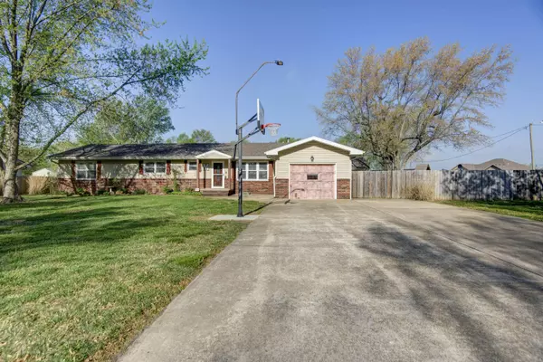 201 S Pinecrest AVE, Strafford, MO 65757