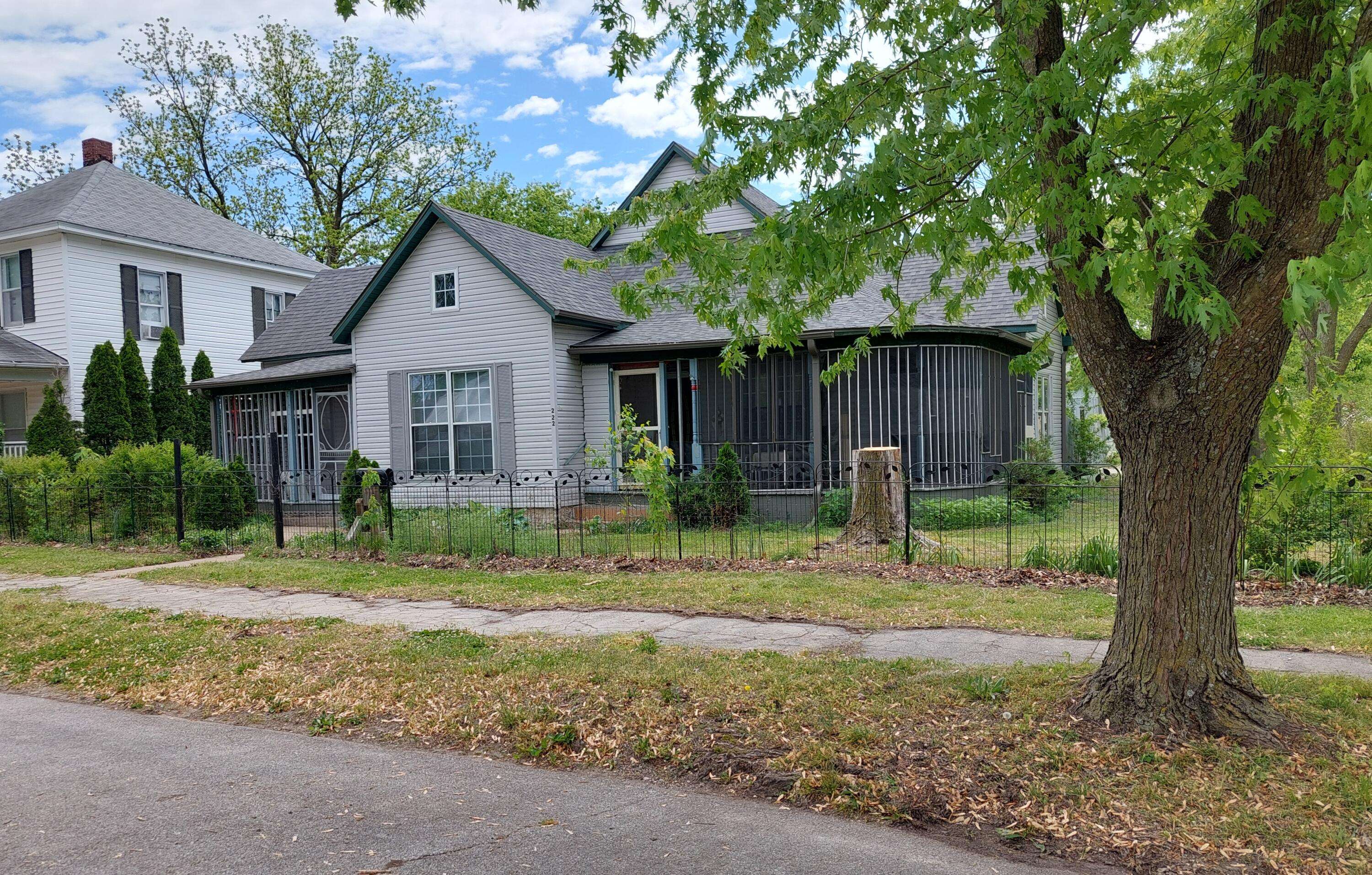 Aurora, MO 65605,222 W Pleasant ST
