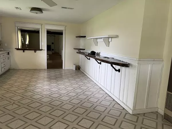 Ash Flat, AR 72513,106 Highway 62/412