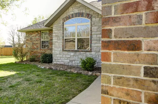 Nixa, MO 65714,605 Glen Oaks CIR
