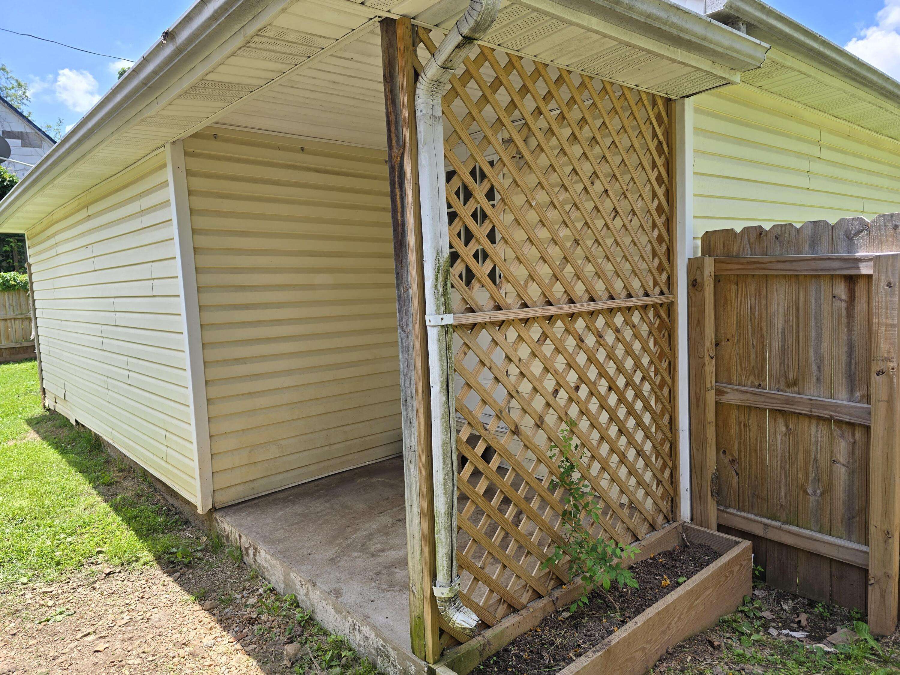 Aurora, MO 65605,210 S Lincoln AVE