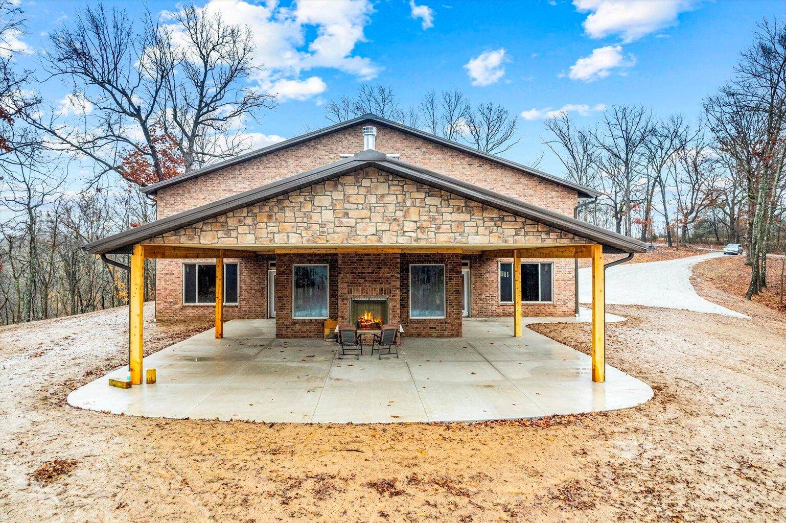 1869 W Alamo RD, Nixa, MO 65714