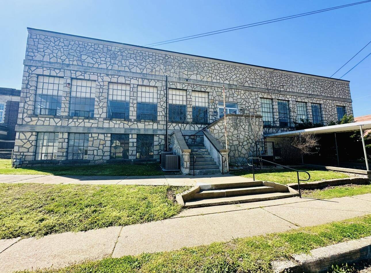 115 W Brook ST, Neosho, MO 64850