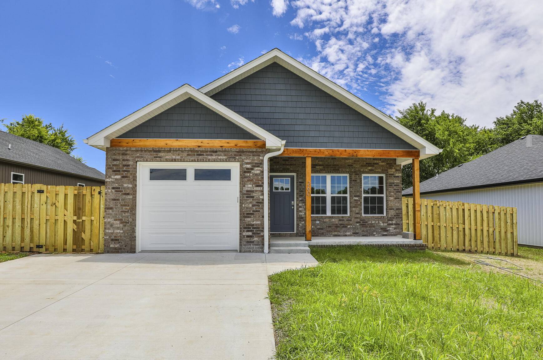260 W Erin CIR, Bolivar, MO 65613