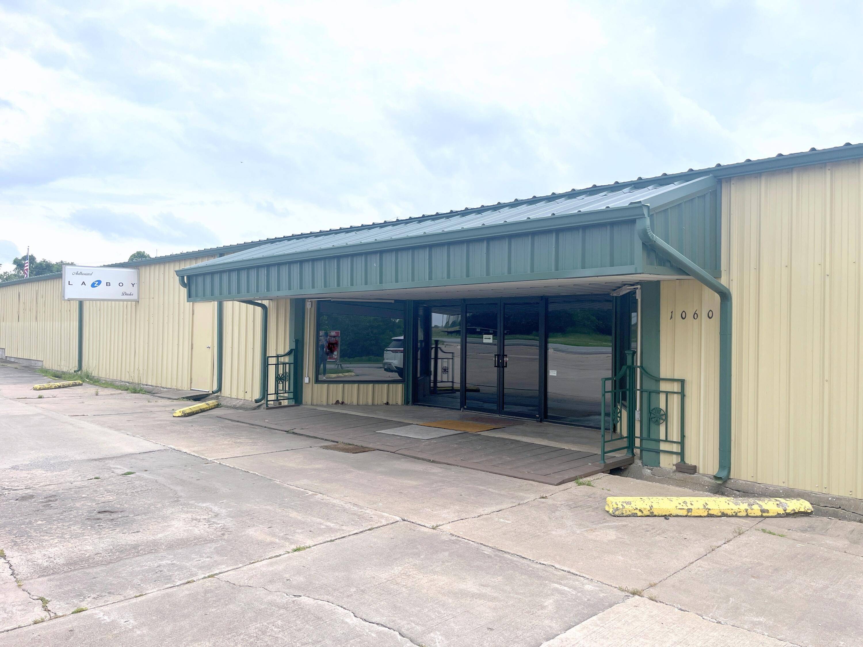 Aurora, MO 65605,1060 E Church ST