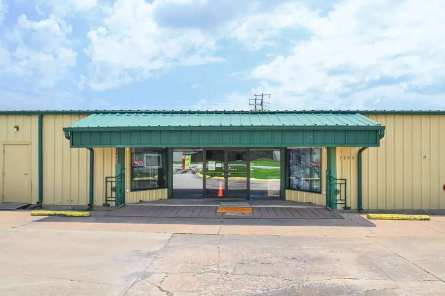 1060 E Church ST, Aurora, MO 65605