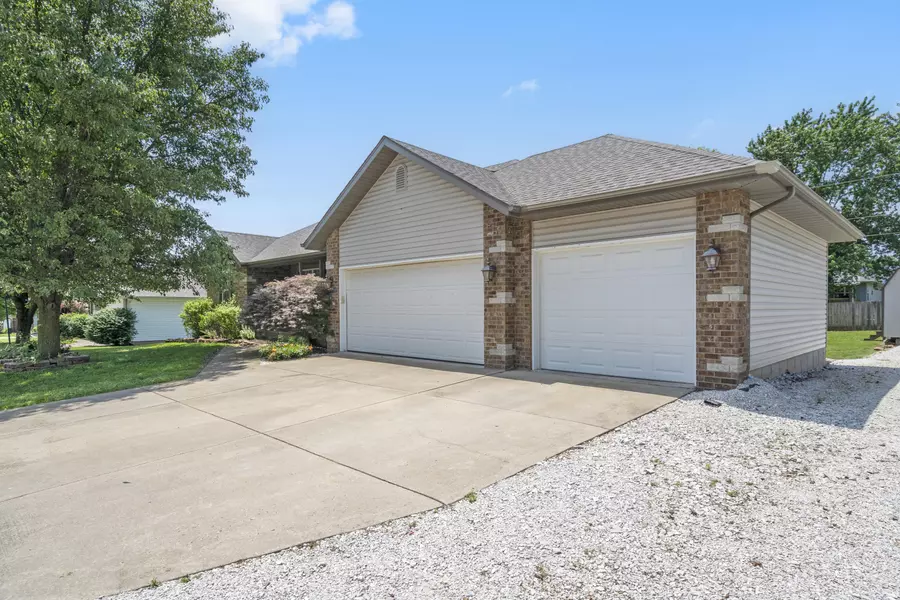 709 Berry LN, Willard, MO 65781