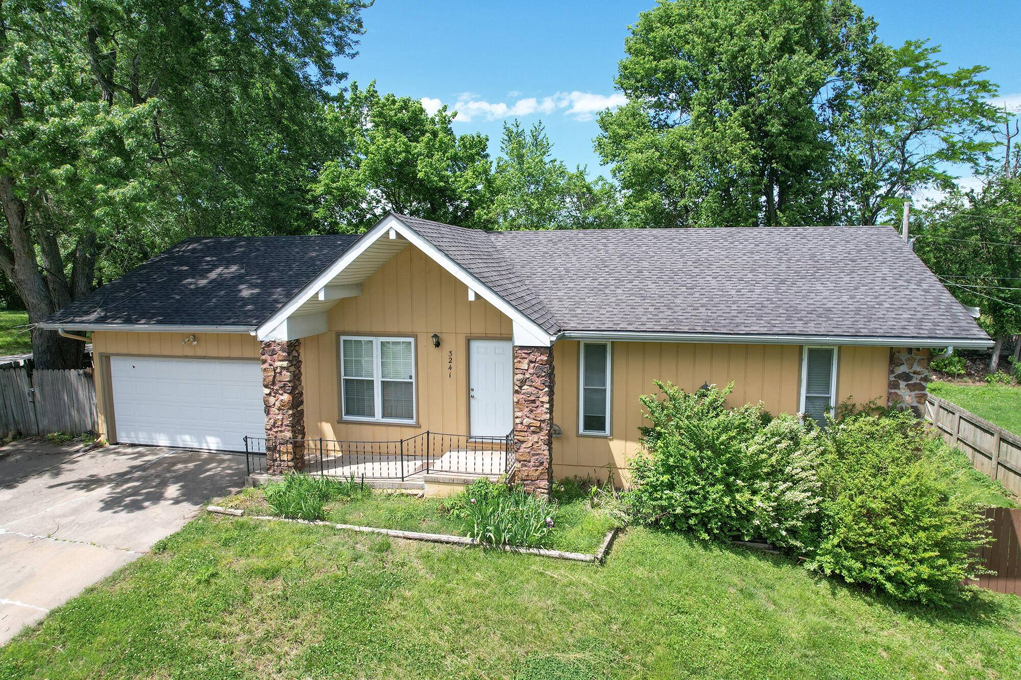3241 W Cynthia ST, Springfield, MO 65810