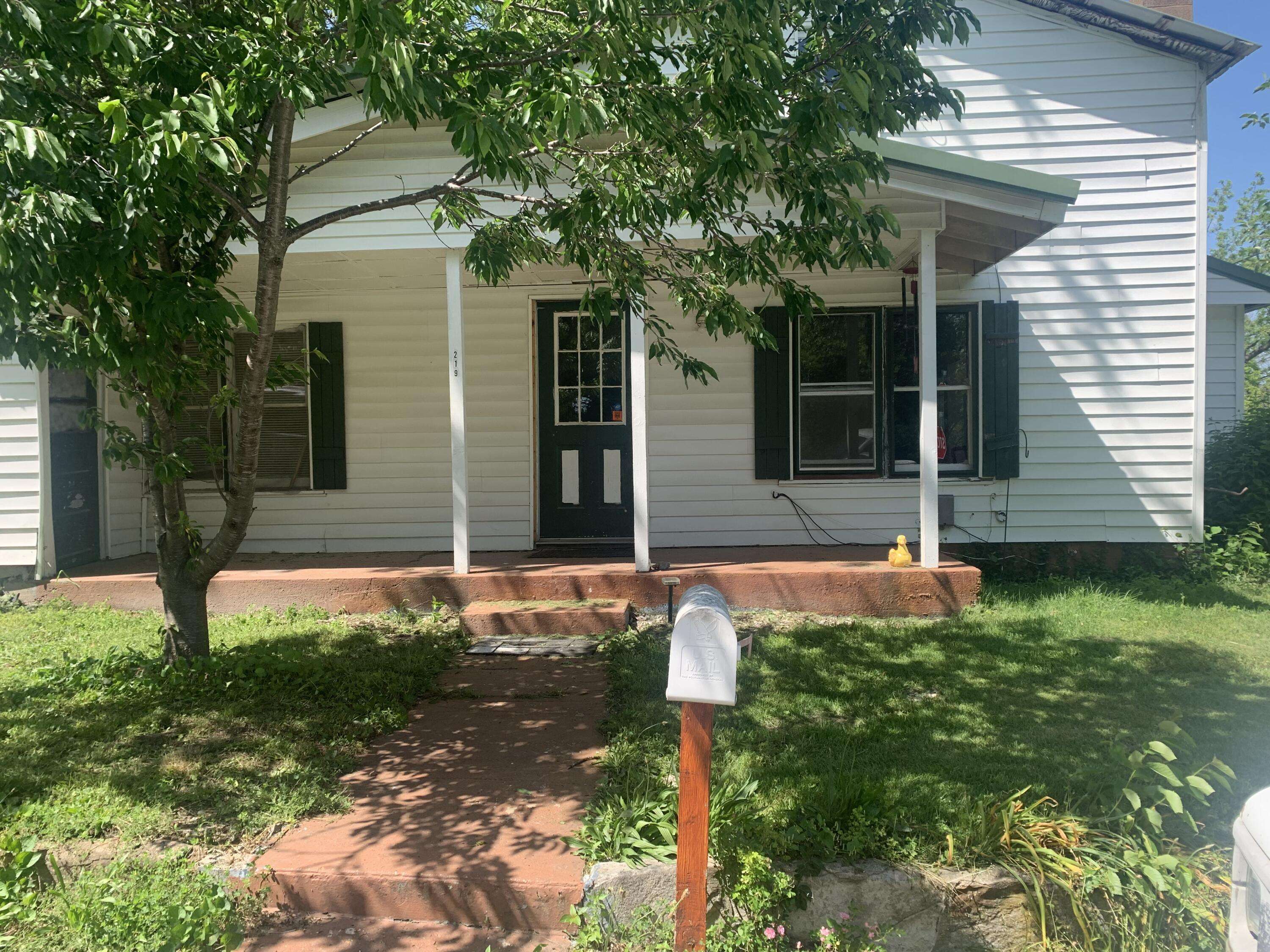 219 E Pine ST, Houston, MO 65483