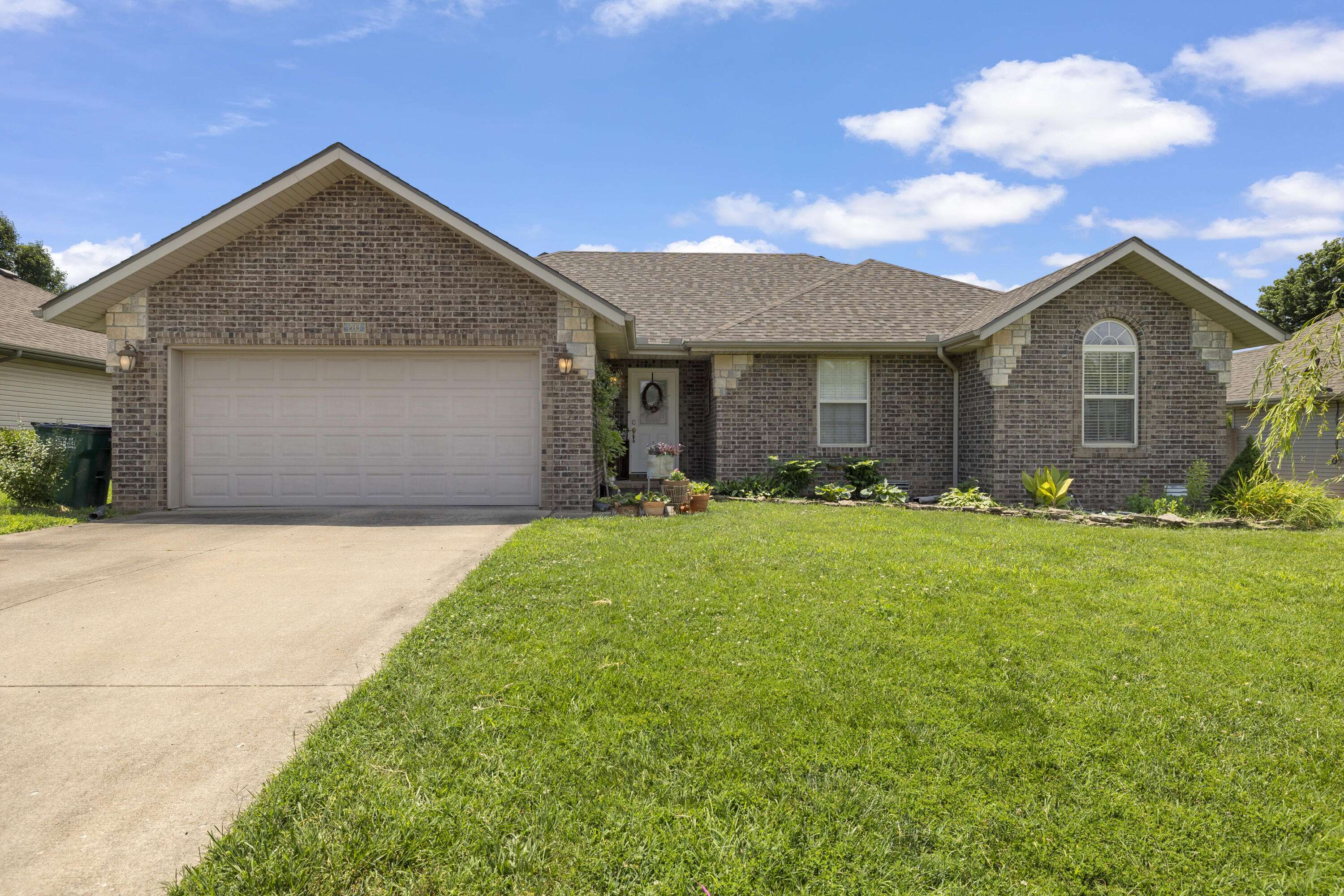 203 Kingsley DR, Monett, MO 65708