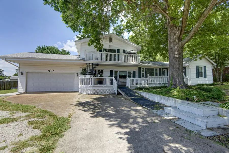 912 Parkview DR, Hollister, MO 65672