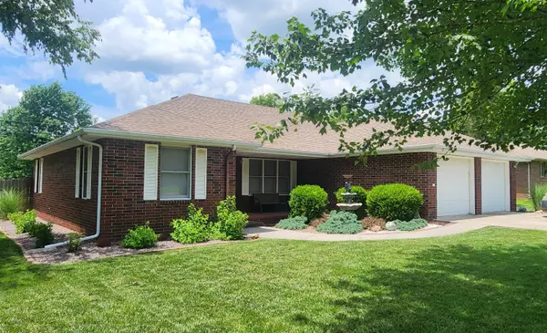 251 S Oak Grove ST, Marshfield, MO 65706