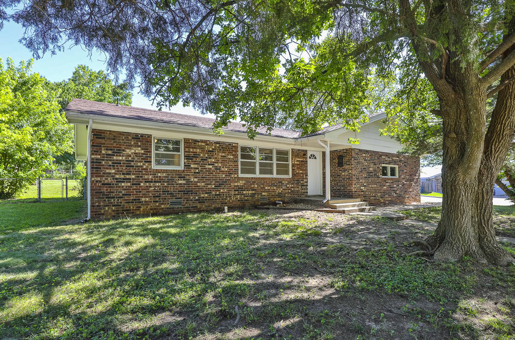 1335 E Bonaire DR, Springfield, MO 65803