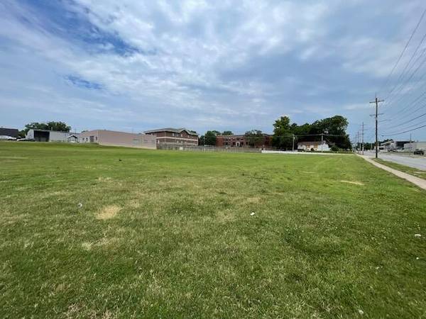 835 N Campbell AVE, Springfield, MO 65802
