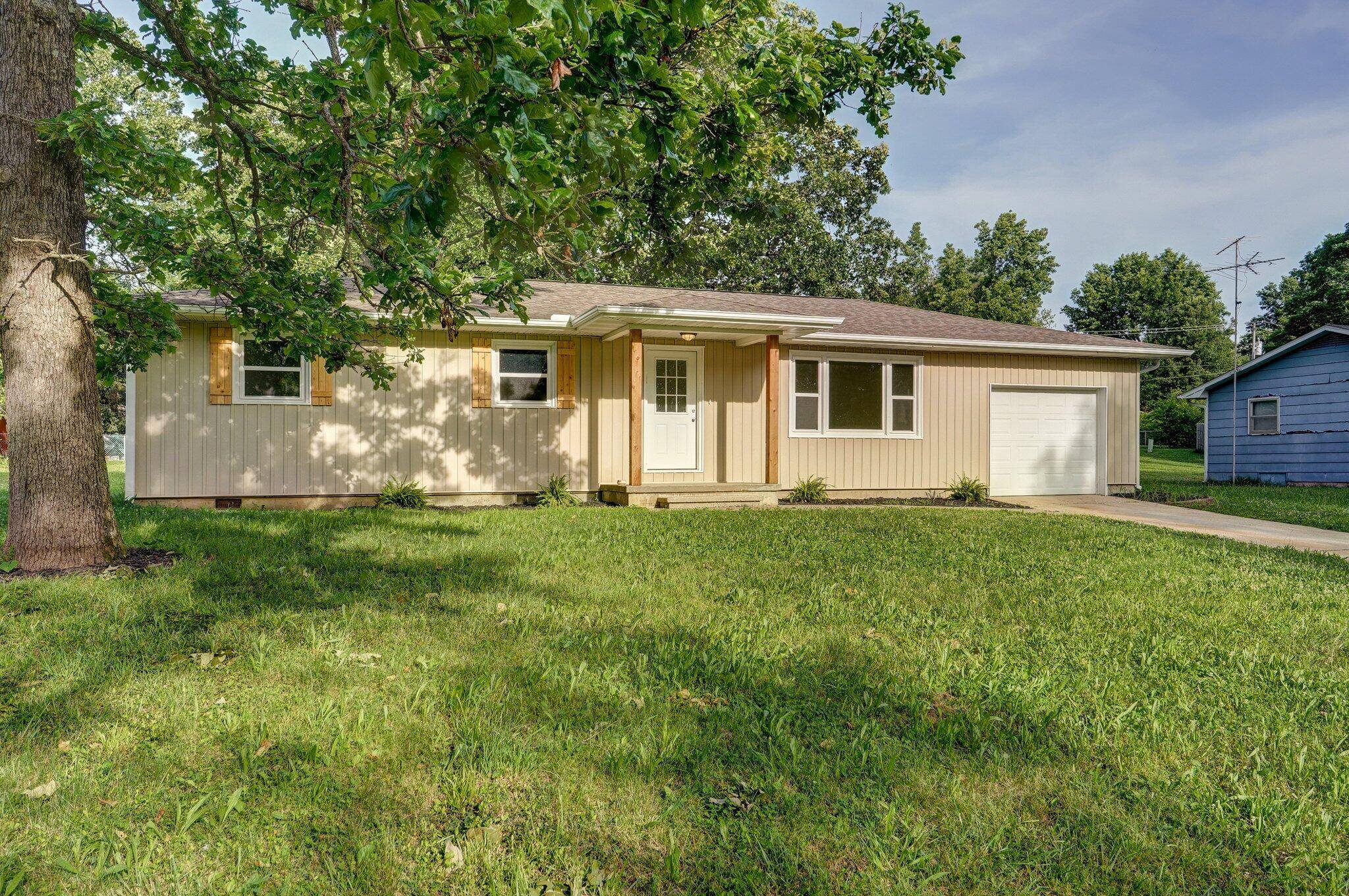 Aurora, MO 65605,1107 Oak Ridge DR