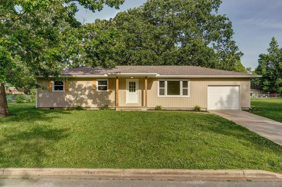 1107 Oak Ridge DR, Aurora, MO 65605