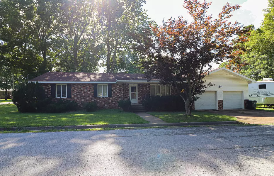761 S Oak ST, Buffalo, MO 65622