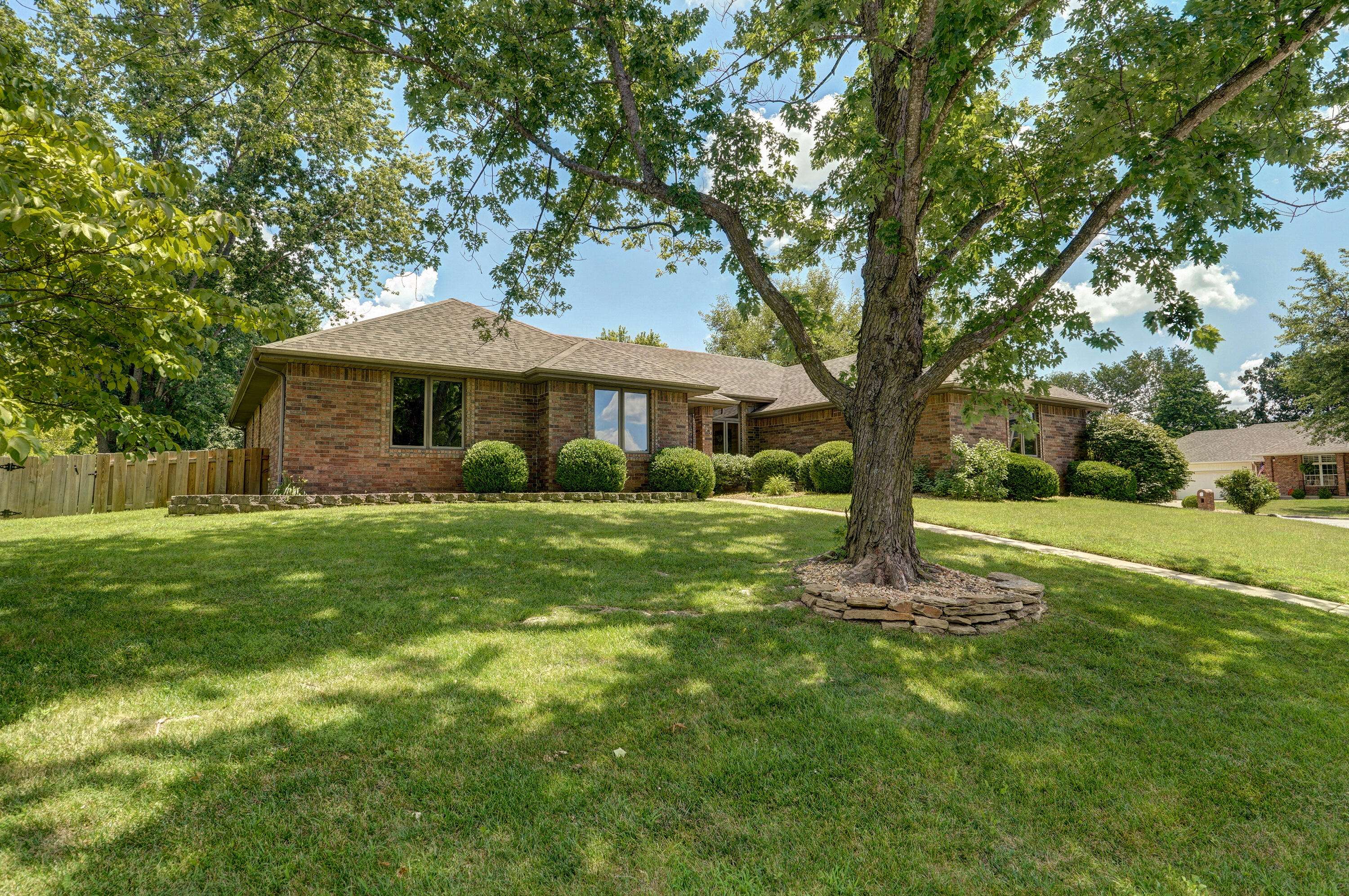 723 E Meramec LN, Nixa, MO 65714