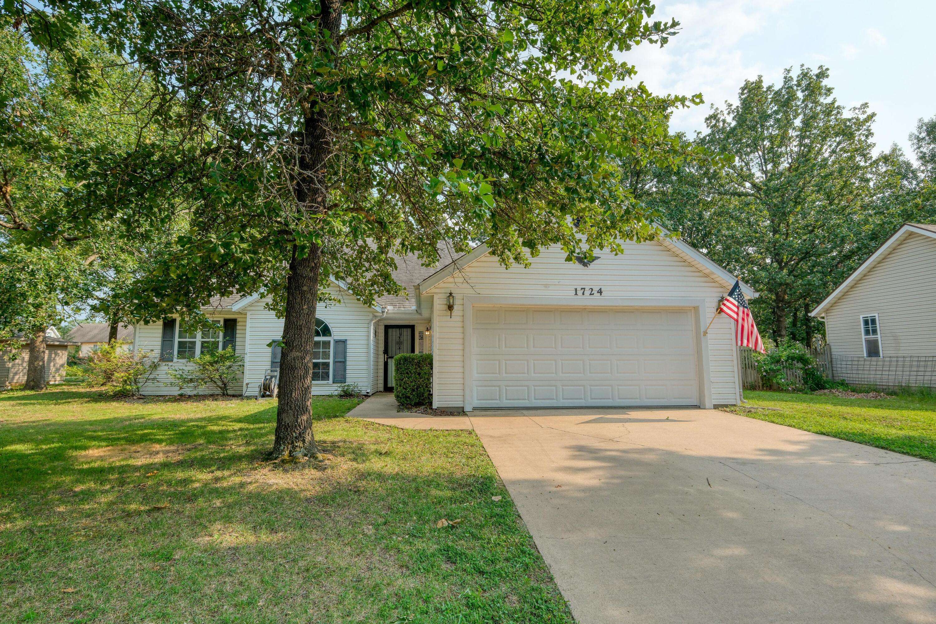 1724 Redbud DR, Joplin, MO 64801