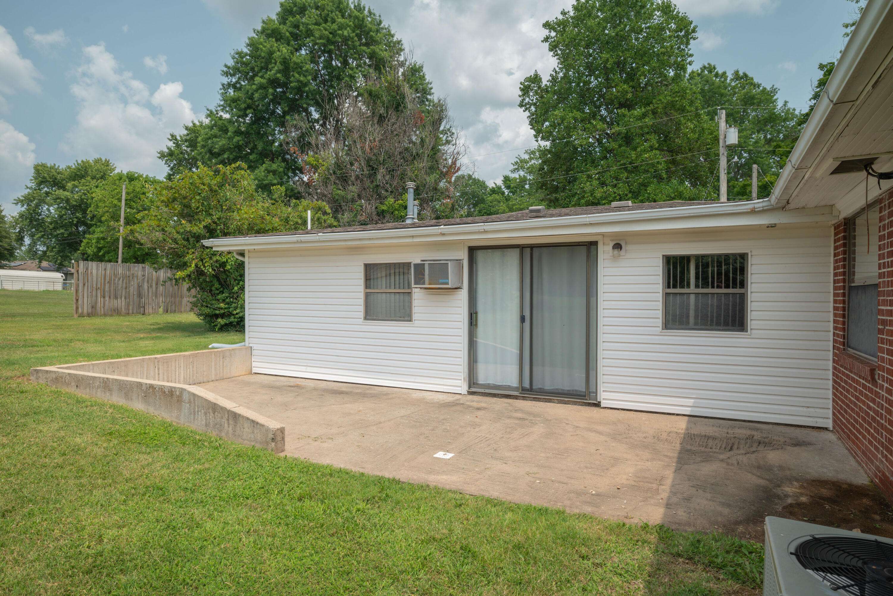 Monett, MO 65708,600 W County ST