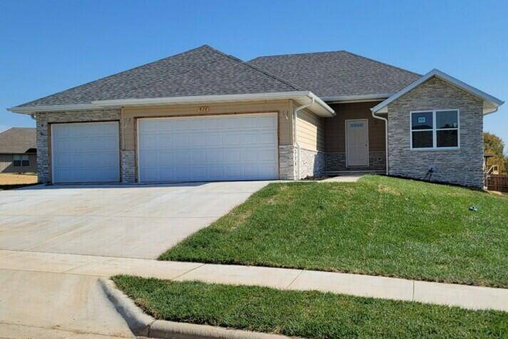 826 S Silverwood LN, Nixa, MO 65714