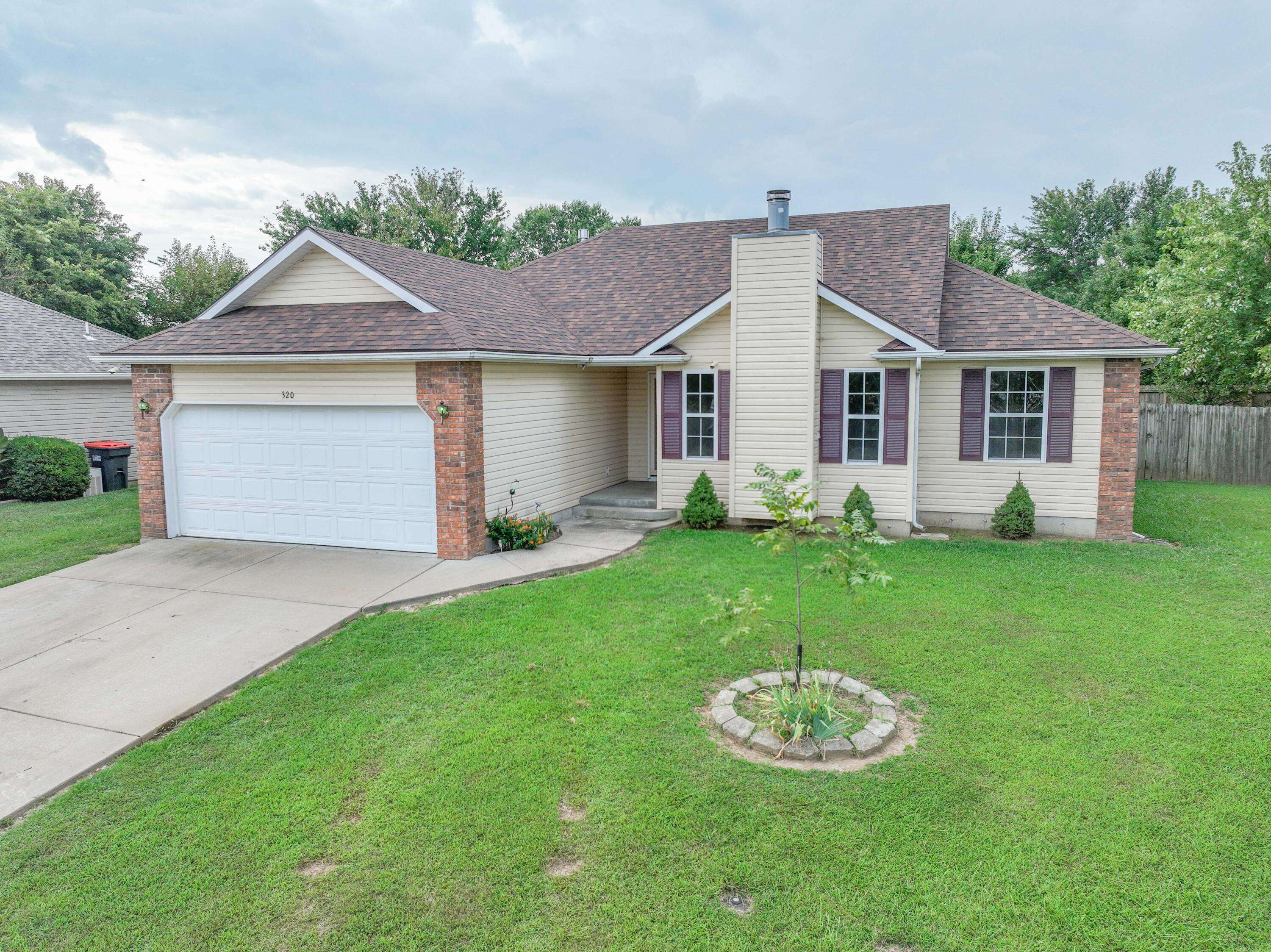 320 Shawnee CT, Clever, MO 65631