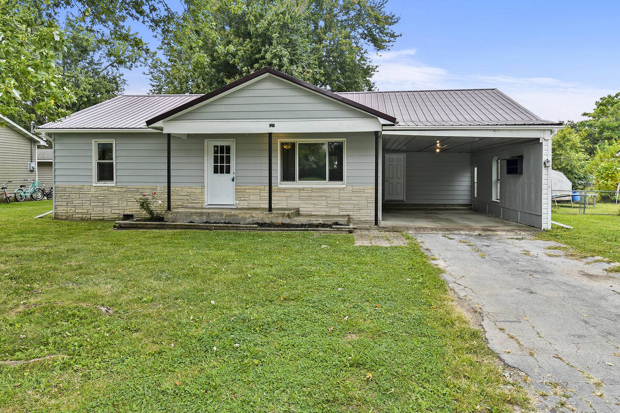 121 N Charles ST, Seymour, MO 65746