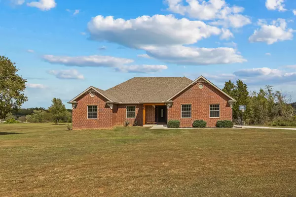 83 River Pass DR, Marshfield, MO 65706