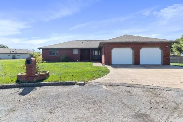 1603 Davis CIR, Mountain Grove, MO 65711