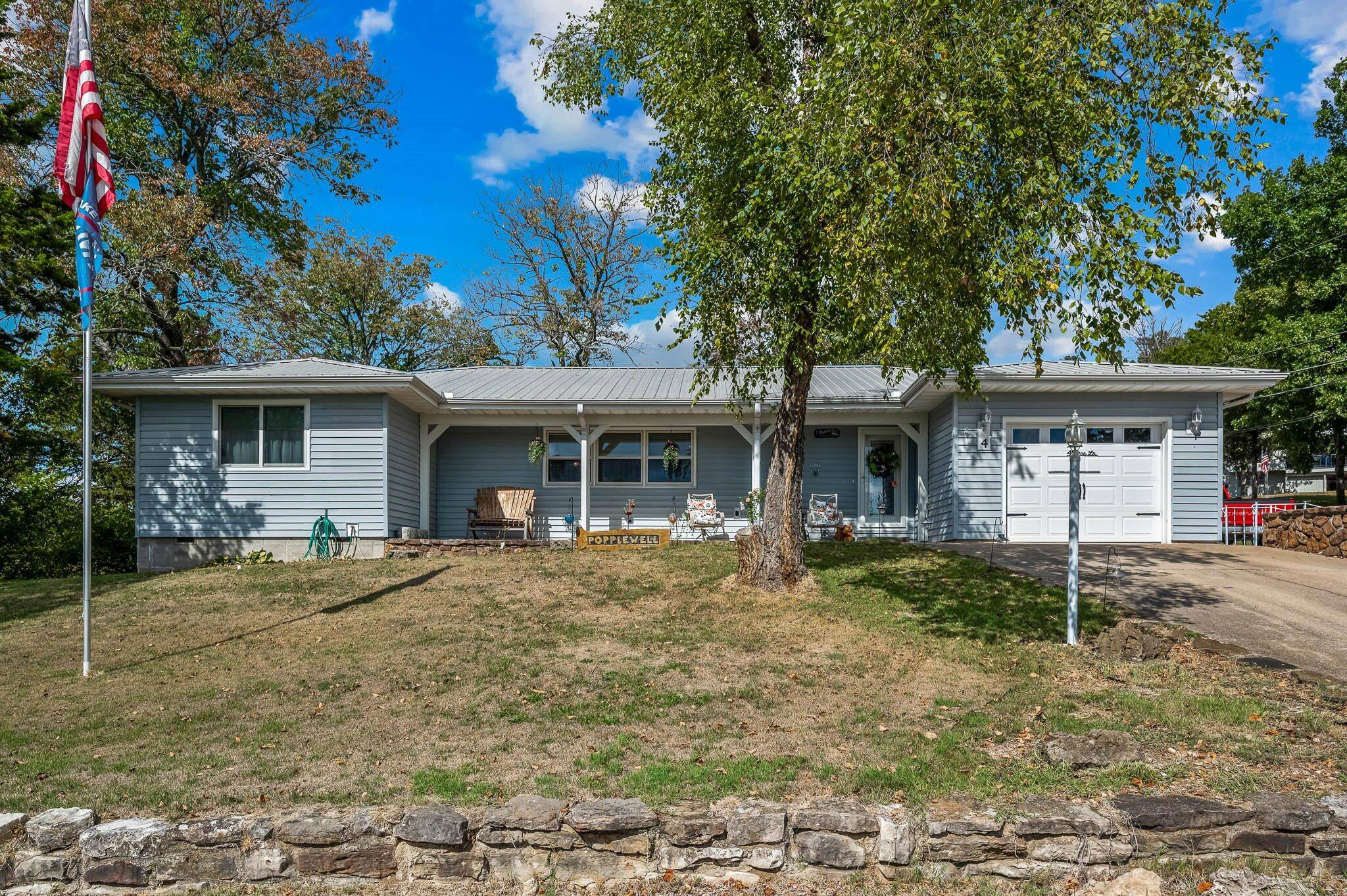 4 Pine LN, Kimberling City, MO 65686