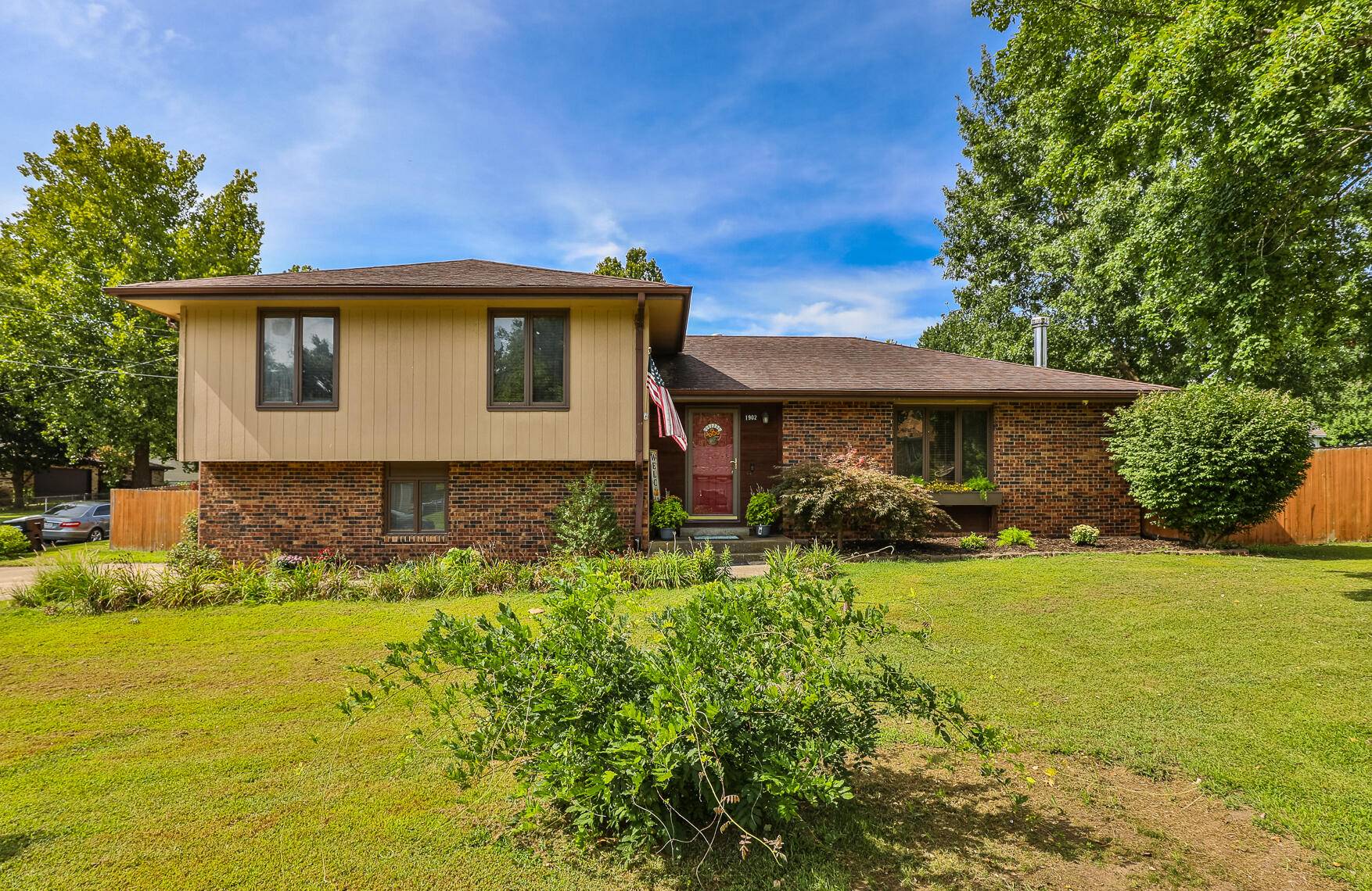 1902 E Arlington DR, Springfield, MO 65803