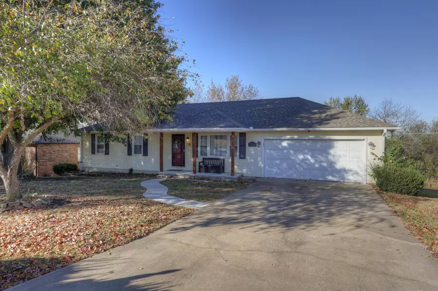 714 Crockett DR, Webb City, MO 64870