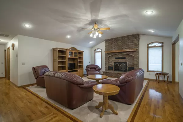 Monett, MO 65708,9 Apple Blossom LN