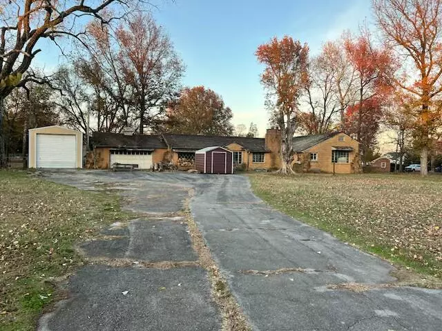 825 E Highland AVE, Carthage, MO 64836