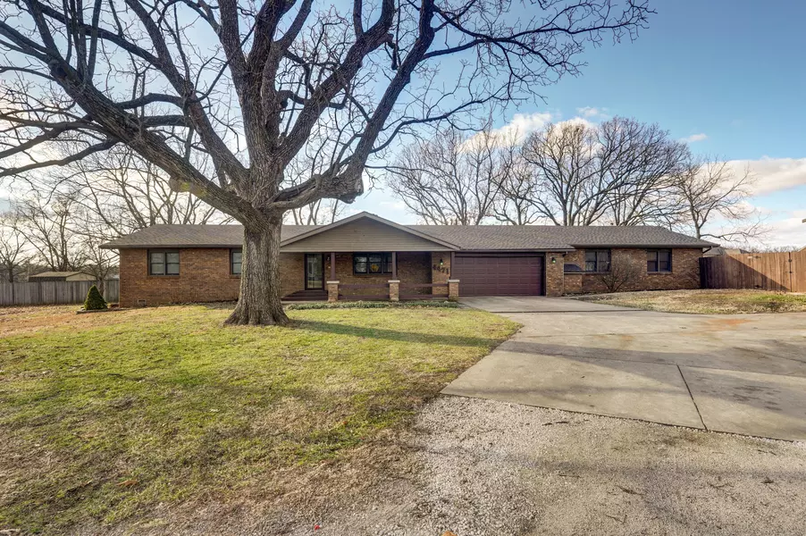 4471 W Weaver RD, Battlefield, MO 65619